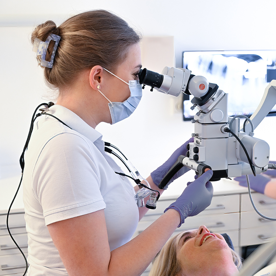 Zahnärztin behandelt Patientin