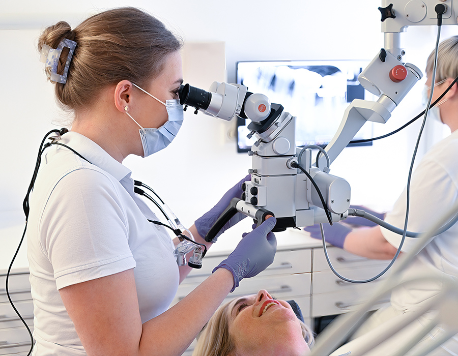 Endodontie Düsseldorf Zahnärztin behandelt Patientin