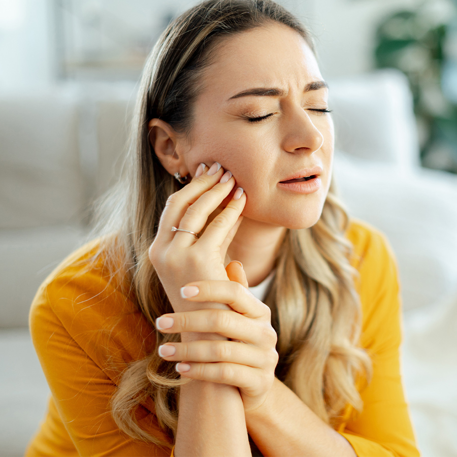 Frau mit Zahnschmerzen